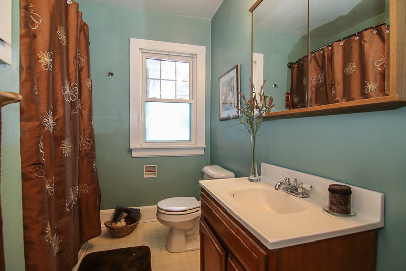 vacant bathroom professionally staged