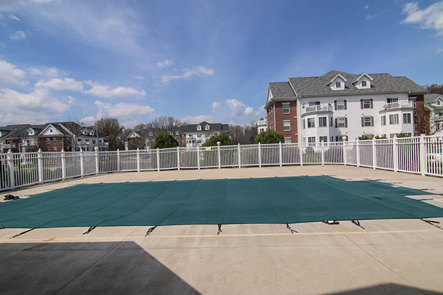 Outdoor Pool - Richmond Hill Condominiums